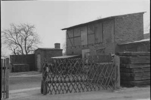 Bröthen (Kr.Hoyerswerda). Wohnhaus (ehem. Schrankenwärterwohnhaus). Nr.3. um 1970. Hofansicht mit Aschengrube, Waschhaus u.Stallgebäude