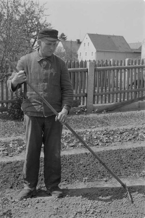 Landwirt mit Harke : Ratar z hrabjemi