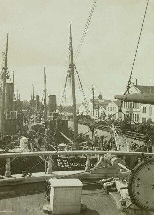 Nordenham, Hafen : Nordenham. Der Fischereidampfer nimmt Eis auf