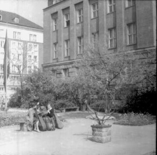 Musikstudenten vor dem Gebäude der Hochschule für Musik "Carl Maria von Weber" Dresden, Blochmannstraße 2-4