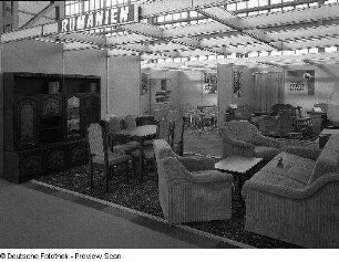 Leipzig. Leipziger Herbstmesse, 1983. Raumaufnahme. Mitteltrakt. Ausstellungskojen mit Wohnzimmermöbeln eines ausländischen Anbieters