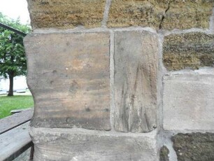 Evangelische Kirche - Kirchturm im Südsüdwesten (romanische Gründung 12 Jh) - Wetzrillen im Werkstein im Detail (symbolisches Entschärfen von Dolch und Schwert vor Betreten der Kirche)