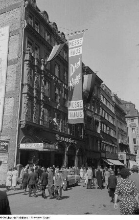Passanten vor dem Messehaus "Drei Könige" in der Petersstraße, Herbstmesse 1953