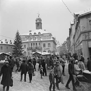 Schwarzenberg, Weihnachtsmarkt : Konzert der Bergkapelle Johanngeorgenstadt vor dem Hotel und Gaststätte "Haus der Einheit"