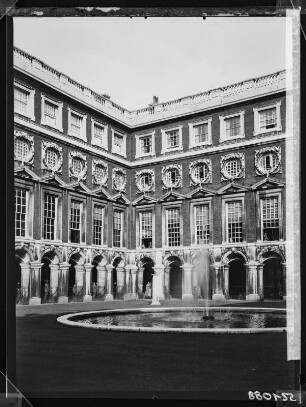 Schloss Hamptoncourt, Innenhof