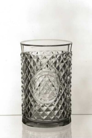 Becher. Farbloses Glas, Schliff, Schnitt; H. 11 cm. A. 19. Jh. Dresden: Kunstgewerbemuseum 42170