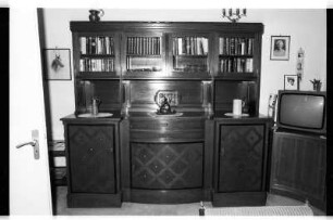 Aufsatzschrank in einem Wohnzimmer