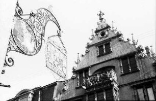 Colmar: Aushängeschild [Nasenschild] und Giebel des Kopfhauses