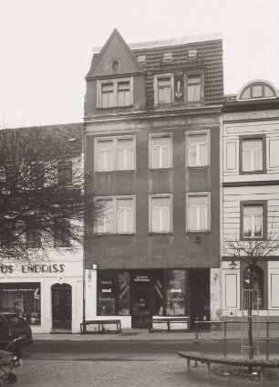 Radeberg. Wohnhaus, Am Markt 16 : Radeberg (Kreis Kamenz). Wohnhaus mit Laden, Am Markt 16. Straßenfront