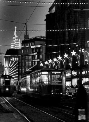 Hamburg-Altstadt. Die weihnachtlich geschmückte Möckebergstraße erstrahlt nachts im Lichterglanz.