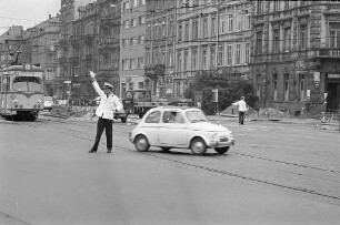 Einsatz von Verkehrsschutzleuten wegen vorübergehender Abschaltung der Ampelsignalanlage am Durlacher Tor.