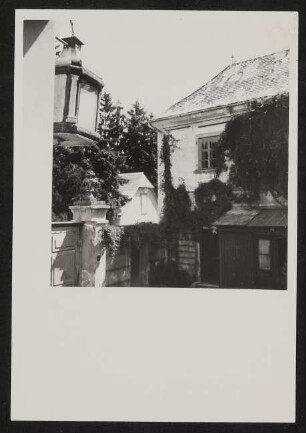Hof von Hofmannsthals Rodauner Haus mit Laterne im Vordergrund