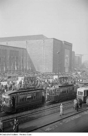 Straßenbahnhaltestelle vor dem Ausstellungsgelände der Technischen Messe