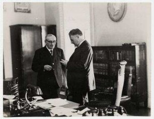 Diplomatic Day im State Department. Der französische Botschafter Paul Claudel (links) überreicht Henry L. Stimson eine Medaille zur Erinnerung an Pierre Lavals Besuch in Washington D.C.. links: Paul Claudel, rechts: Henry L. Stimson