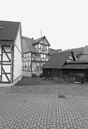 Einhaus; Helsa, Kirchplatz 9