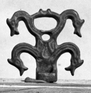 "Beschlagstück nebenstehender Form, unten Öse, hinten ... durchbohrte Ansätze" (byzantinische Schnalle)