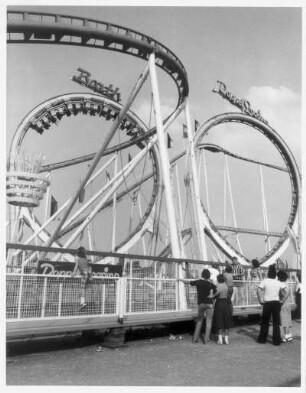Würzburg. Kiliani-Kirmes. Doppel-Looping Anlage mit Zuschauern