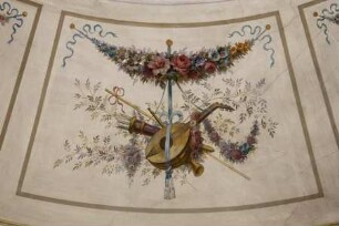 Spätklassizistische Deckenmalerei — Embleme der Musik und der Jagd — Laute, Schalmei und Pfeile