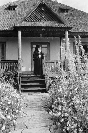 Reisefotos Rumänien. Geistlicher der rumänisch-orthodoxen Kirche vor einem Wohnhaus