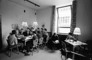 Gernsbach: 1. Papiermacherschule in der Gewerbeschule; Internat für Papiermacher Anlernlinge, Aufenthaltsraum mit Schüler