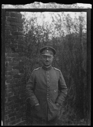 Oberleutnant Knorr bei einer Mauer