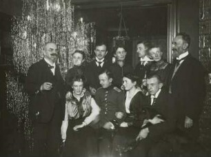 Weihnachtstreffen der Familien Kroll und Finsterbusch mit Verwandten aus Holland und dem Sohn Rudolf Kroll in Uniform in Glauchau