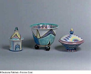 Zwei Dosen und Schale : Zwei Dosen und Schale. Fayence, bemalt, glasiert (um 1925; K. Feuerriegel). Museum im Schloß Frohburg V 476/95, V 477/95, V 478/95