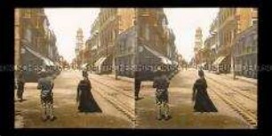 Geschäftsstraße, calle Independencia, mit Passanten und Schienen, im Hintergrund Glockenturm, Veracruz