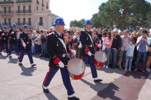 Monte Carlo - Wachaufzug am Schloss : Täglicher Wachaufzug vor dem Fürsten-Schloss, 11:55 Uhr in Monaco. 2006