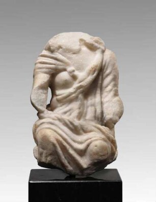 Statuette im Bildschema der )Trauernden Isis(