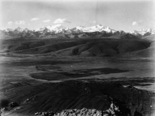 Panorama eines Tals in den Anden : Panoramabild. Aufgenommen nahe dem Cerro de Peñas. Unten im Tal Kulturlandschaft mit Landwirtschaft.