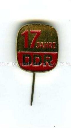 Abzeichen zum 17. Jahrestag der Gründung der DDR