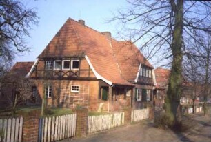 Trenthorst: Trenthorst 17: traufständiges Wohnhaus mit Fachwerk und Mittelrisatlit