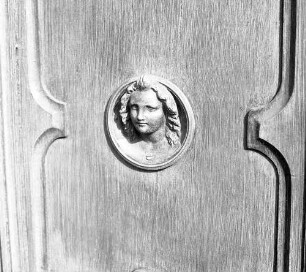 Bernau, Kirchplatz. Stadtpfarrkirche St. Marien (1400/1519, 1839/1846 Neubau Turm, 1979/1989 Restaurierung). Detail: Portraitrelief auf einem Türfeld des Hauptportals an der Südseite