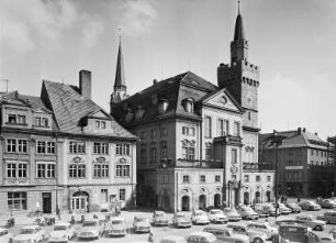 Löbau. Goldenes Schiff und Rathaus : Löbau. Altmarkt mit Stadthaus "Goldenes Schiff" (um 1720) und Rathaus (Erneuerung 1710/1711, 1891/1892 verändert)