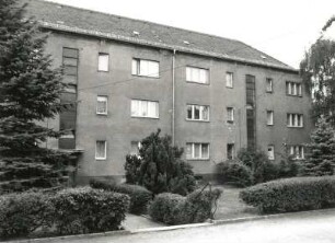 Dresden-Trachau. Wohnsiedlung der Gewobag (1928/um 1935; H. Richter). Wohnhaus, Aachener Straße 23 b/25. Straßenansicht mit Vorgärten