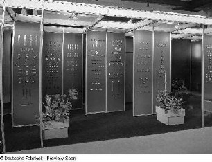 Ausstellungskoje des VEB Möbelkombinat Dessau mit Produkten des Zulieferers VEB Metallwaren Naumburg