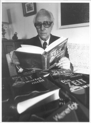 Der Komponist Werner Egk (1901-1983) beim Lesen seiner Autobiographie "Die Zeit wartet nicht"