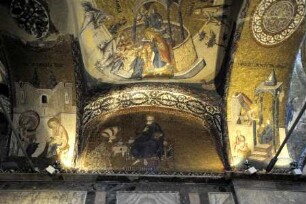 Theodoros Metochites, der ein Modell der Kirche dem thronenden Christus präsentiert