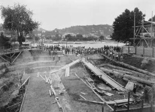 Brückenbauer an der Brückenbaustelle : Das Blaue Wunder in Loschwitz im Bau. Brückenbauer an der Brückenbaustelle. Fotografie (1891/1892; A. Kotzsch). Dresden: Privatbesitz