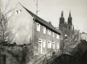 Meißen-Altstadt, Schlossgäßchen 4. Wohnhaus (bezeichnet 1829, 1875). Ansicht mit Schloßbrücke und Dom
