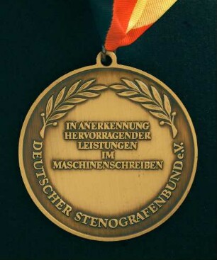 Bronzemedaille Deutsche Meisterschaften in Kurzschrift und Maschinenschreiben in Kassel 1992 am schwarz-rot-goldenen Band : Sammlung Deutscher Stenografenbund. Bronzemedaille Deutsche Meisterschaften in Kurzschrift und Maschinenschreiben in Kassel 1992 am schwarz-rot-goldenen Band. Messing, patiniert; Durchmesser 50 mm, Gewicht 39 g (1992; Deschler & Sohn, München). Dresden: SLUB R c 0565