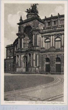 Das Hauptportal der Semperoper in Dresden, Blick vom Theaterplatz