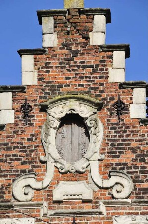 Gent - Hausgiebel : Viele Hausgiebel sind mit diesen typischen Verzierungen geschmückt, aufgenommen in Gent am 1. April 2010