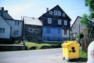Dorfplatz mit Häusern; Containerstellplatz