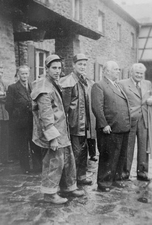 Wilhelm Pieck mit Max Seydewitz (rechts) und Kumpel der Wismut im Arbeiterheim Bermsgrün : Wilhelm Pieck mit Max Seydewitz (rechts) und Kumpel der Wismut im Arbeiterheim Bermsgrün