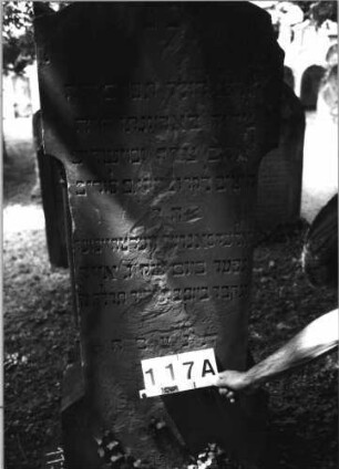 Grabstein 117 (Index: 100085508) Maße HxBxT: 178x60x33 cm Beschreibung: ädikulaart. St. m. Säulen, getreppt. Abschl. , Schrift eingetieft m. Rundbogenabschl.: Grabstein 117A