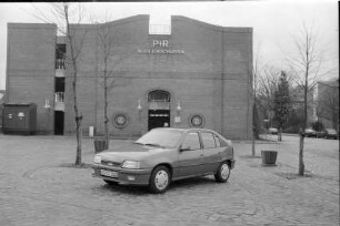 Vorstellung des Opel Kadett GSi 16 V: auf Parkplatz Bahnhofstraße, Ahrensburg: hinten Parkhaus "Alter Lokschuppen"