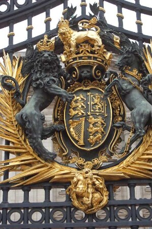 Wappen am Tor des Palastes