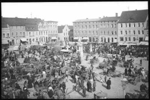 Köslin. Markt mit Transportwagen